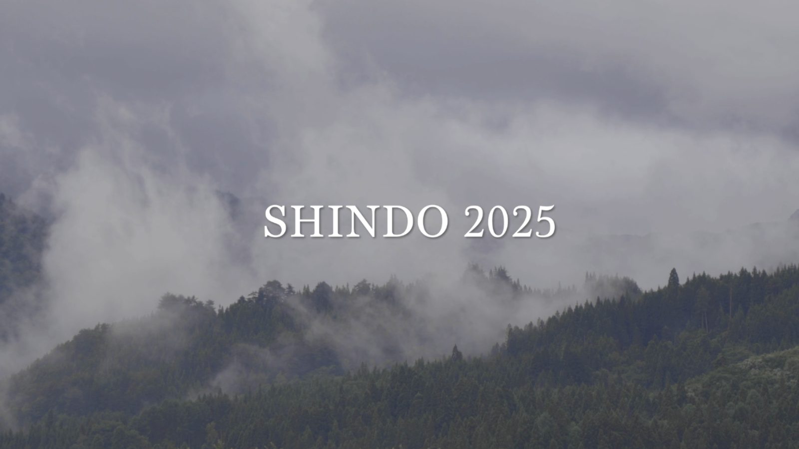 霧が立ちこめる会津の山々とSHINDO 2025のタイトル