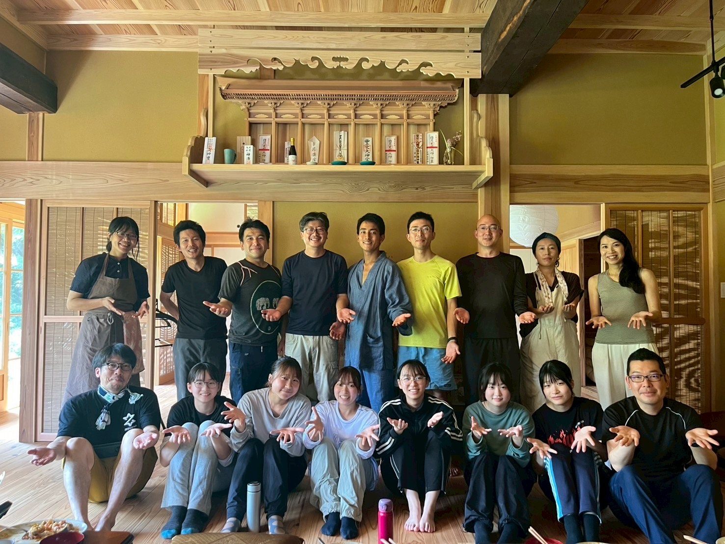 大人と学生が拠点に集まる学びの場
